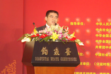 ldquo;慈善大王rdquo;陈光标旁听两会提建议分发U盘给记者